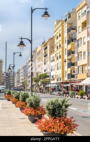 ESTEPONA, SPAGNA - 12 OTTOBRE 2021: Strade di Estepona, tipica cittadina andalusa sulla Costa del Sol, provincia di Malaga, Spagna meridionale Foto Stock