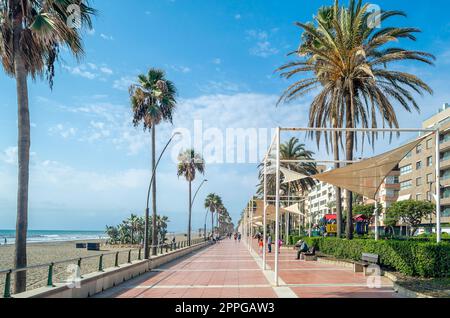 ESTEPONA, SPAGNA - 12 OTTOBRE 2021: Gente che cammina sul lungomare di Estepona, una città sulla Costa del Sol, provincia di Malaga, Spagna meridionale Foto Stock