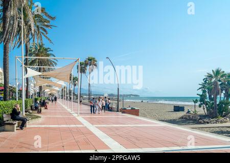 ESTEPONA, SPAGNA - 12 OTTOBRE 2021: Gente che cammina sul lungomare di Estepona, una città sulla Costa del Sol, provincia di Malaga, Spagna meridionale Foto Stock