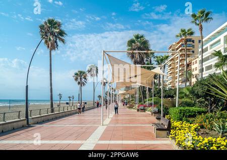 ESTEPONA, SPAGNA - 12 OTTOBRE 2021: Gente che cammina sul lungomare di Estepona, una città sulla Costa del Sol, provincia di Malaga, Spagna meridionale Foto Stock