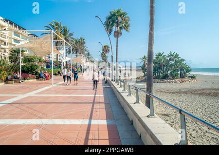 ESTEPONA, SPAGNA - 12 OTTOBRE 2021: Gente che cammina sul lungomare di Estepona, una città sulla Costa del Sol, provincia di Malaga, Spagna meridionale Foto Stock