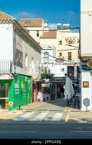 ESTEPONA, SPAGNA - 12 OTTOBRE 2021: Strade di Estepona, tipica cittadina andalusa sulla Costa del Sol, provincia di Malaga, Spagna meridionale Foto Stock