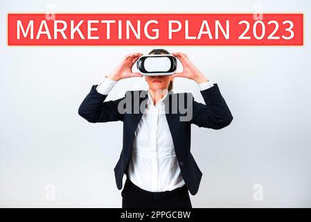 Cartello che mostra il piano di marketing 2023. Pianificazione del concetto di business che definisce il modo di vendere il marchio nel prossimo anno Foto Stock