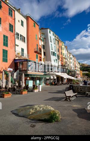 Vista su case colorate tipiche, Riviera di Levante, Porto Venere, Italia Foto Stock