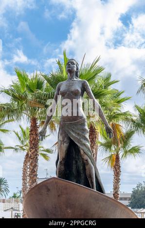 FUENGIROLA, SPAGNA - 10 OTTOBRE 2021: Statua di bronzo "Mediterranea" realizzata da Luis Reyes nel 2003, situata sul lungomare di Fuengirola, Andalusia, Spagna meridionale Foto Stock