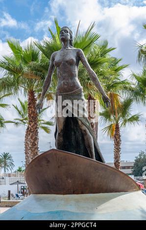 FUENGIROLA, SPAGNA - 10 OTTOBRE 2021: Statua di bronzo "Mediterranea" realizzata da Luis Reyes nel 2003, situata sul lungomare di Fuengirola, Andalusia, Spagna meridionale Foto Stock