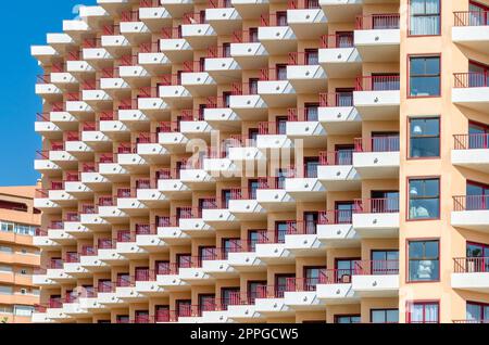 FUENGIROLA, SPAGNA - 13 OTTOBRE 2021: Edifici moderni e alberghi sul lungomare di Fuengirola, Andalusia, Spagna meridionale Foto Stock