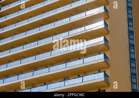 FUENGIROLA, SPAGNA - 13 OTTOBRE 2021: Edifici moderni e alberghi sul lungomare di Fuengirola, Andalusia, Spagna meridionale Foto Stock