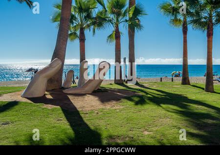 FUENGIROLA, SPAGNA - 8 OTTOBRE 2021: Scultura "mano abierta", opera dell'artista Rosario Garcia, sul lungomare della città di Fuengirola, situata sulla Costa del Sol, Andalusia, nel sud della Spagna Foto Stock