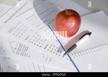 Scrittura a mano di equazione quadratica matematica su esame, pratica, quiz o test in classe di matematica. Risoluzione del concetto di equazioni esponenziali. Foto Stock