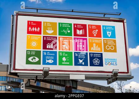 Billboard che mostra il logo degli obiettivi di sviluppo sostenibile Foto Stock