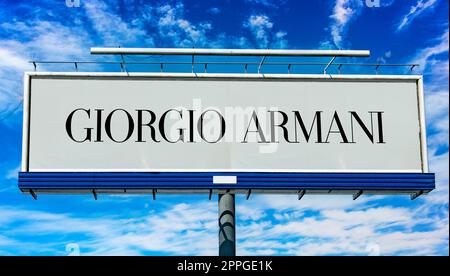 Cartellone pubblicitario con logo di Giorgio Armani Foto Stock