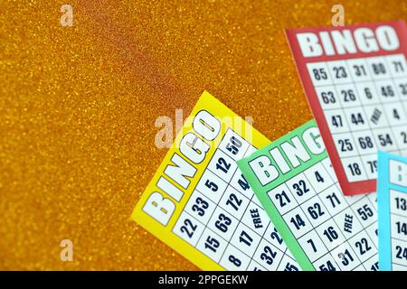 Molte tavole da bingo colorate o carte da gioco per vincere le patatine. Carte da bingo classiche statunitensi o canadesi da cinque a cinque su sfondo luminoso Foto Stock