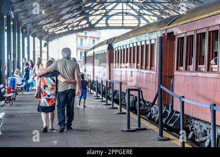 coppia anziana alla stazione ferroviaria Foto Stock