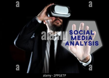 Simbolo di testo che mostra l'analisi dei social media. Parola scritta sulla raccolta e la valutazione dei dati dei social media Foto Stock