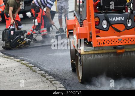 Cantiere stradale, ingegneria civile, asfaltatura Foto Stock