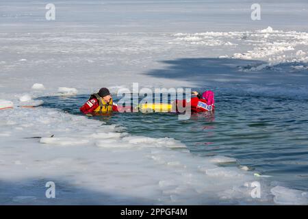 Esercitazioni di salvataggio dell'acqua in inverno su un lago ghiacciato in un buco, Cracovia, Polonia Foto Stock