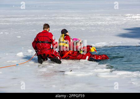 Esercitazioni di salvataggio dell'acqua in inverno su un lago ghiacciato in un buco, Cracovia, Polonia Foto Stock