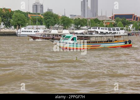 Grande barca passeggeri nel fiume Chao Phraya, Bangkok, Thailandia Foto Stock