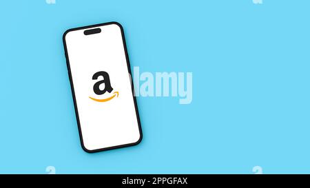 Logo Amazon sullo schermo del telefono cellulare su sfondo blu con spazio copia Foto Stock