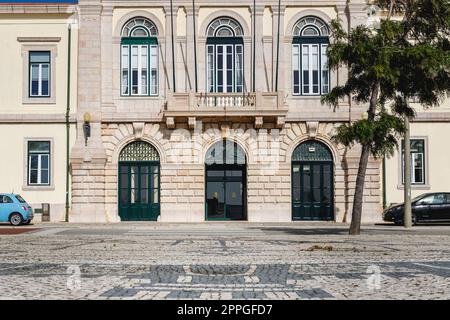 Atmosfera di strada e dettagli architettonici del municipio di Figueira da Foz, Portogallo Foto Stock