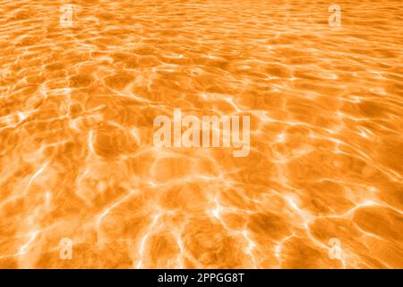 Vista sull'acqua dell'oceano con increspature e flecks. Tondo in arancione Foto Stock