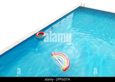 Moderna piscina con materasso gonfiabile e anello isolato su bianco Foto Stock