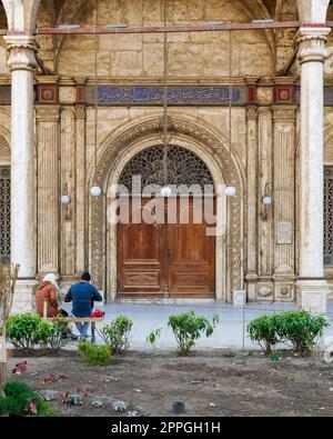 Porta in legno e muro decorato in marmo bianco, ingresso laterale della Moschea Muhammad Ali, Cittadella del Cairo Foto Stock