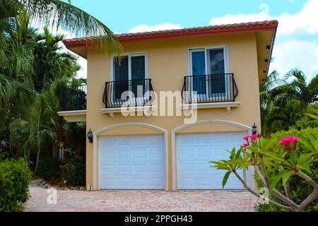 Lauderdale-by-the-Sea. Tipico appartamento in spiaggia in Florida in una bella giornata di sumer. Foto Stock