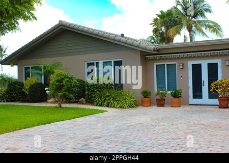 Lauderdale-by-the-Sea. Tipico appartamento in spiaggia in Florida in una bella giornata di sumer. Foto Stock