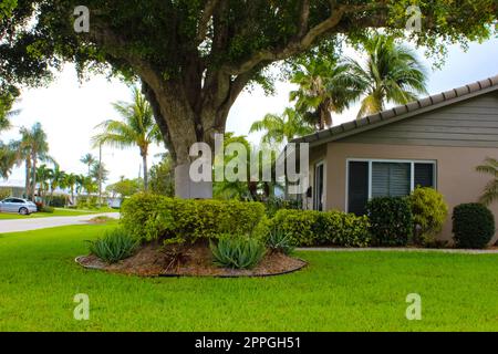 Lauderdale-by-the-Sea. Tipico appartamento in spiaggia in Florida in una bella giornata di sumer. Foto Stock