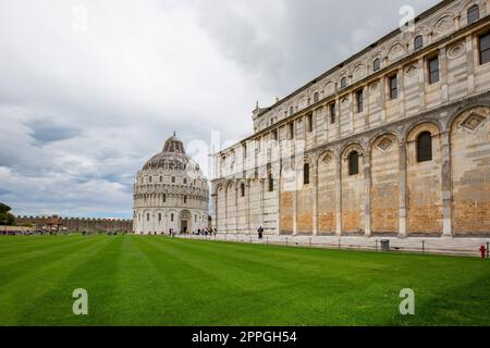 I turisti in Piazza del Duomo prima del Battistero di San John, Pisa, Italia Foto Stock