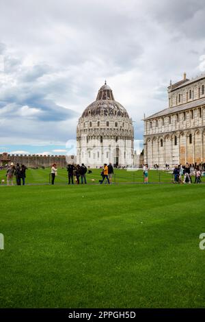 I turisti in Piazza del Duomo prima del Battistero di San John, Pisa, Italia Foto Stock