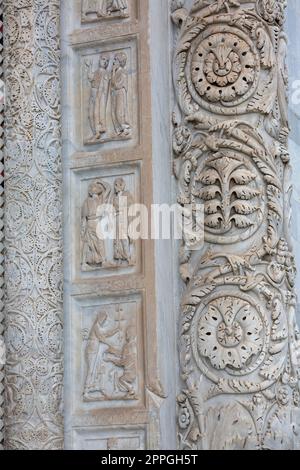 Portale decorativo, ingresso al Battistero di Pisa in Piazza del Duomo, Pisa, Italia Foto Stock