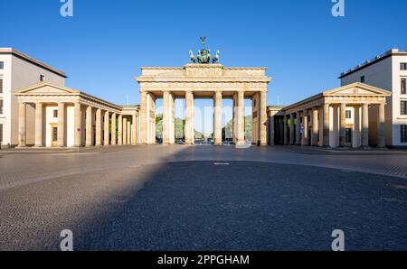 La famosa porta di Brandeburgo a Berlino di mattina presto senza persone Foto Stock