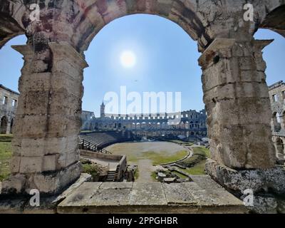 Croazia. Pola. Rovine dell'anfiteatro romano meglio conservato, costruito nel i secolo d.C. durante il regno dell'imperatore Vespasiano Foto Stock