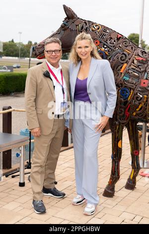 Veronica Ferres ( attrice ) e Andreas Haase ( amministratore delegato della Berlin Trotting Association ) al Marion JauÃŸ German Mare Derby sulla pista di trotting Mariendorf. Foto Stock