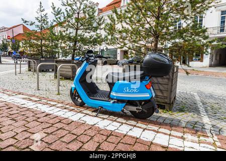 Servizio di condivisione Skok scooter elettrico blu parcheggiato in strada. Vilnius, Lituania, 6 agosto 2022 Foto Stock