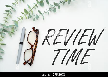 Tempo di revisione visualizzazione concettuale. Word scritto sulla situazione o sul sistema il suo esame formale mostrando autorità Flashy School Office Supplies, Teaching Learning Collections, Writing Tools Foto Stock