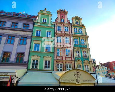 Wroclaw, Polonia - 17 aprile 2022: Il vecchio edificio nel centro di Piazza Wroclaw in Polonia Foto Stock