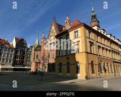 Wroclaw, Polonia - 17 aprile 2022: Il vecchio edificio nel centro di Piazza Wroclaw in Polonia Foto Stock