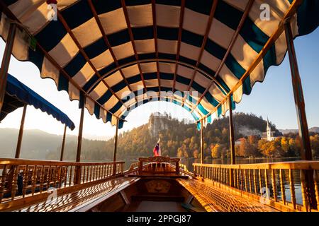 Interno della tradizionale barca pletna sul lago di Bled con il vecchio castello sulla scogliera, Bled, Slovenia. Foto Stock