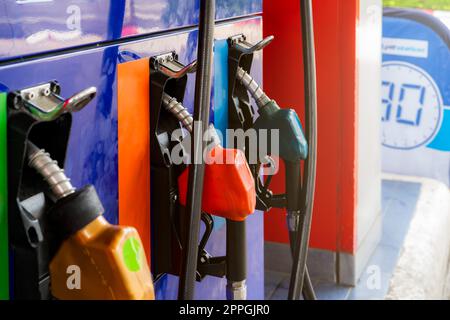 Ugello di rifornimento carburante della pompa di benzina nella stazione di servizio. Erogatore di carburante. Rifornire di carburante con benzina. Maniglia della pompa del gas. Pistola erogatrice benzina rossa. Industria petrolifera. Crisi petrolifera. Crisi dei prezzi della benzina. Foto Stock