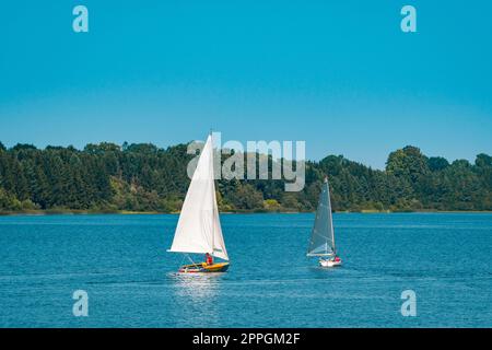 Due piccoli yacht che navigano sul lago Foto Stock