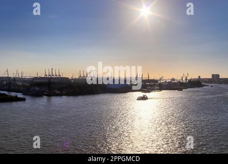 Amburgo, Germania, 27 agosto 2022, splendida vista dal porto di Amburgo vista dall'Elba Philhamornic. Foto Stock