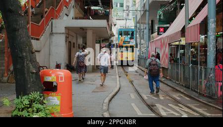 North Point, Hong Kong 17 agosto 2020: Tram in movimento nel mercato umido di Hong Kong Foto Stock