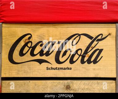 Amburgo, Germania - 3 settembre 2022: Logo Coca Cola su una vecchia superficie. Foto Stock