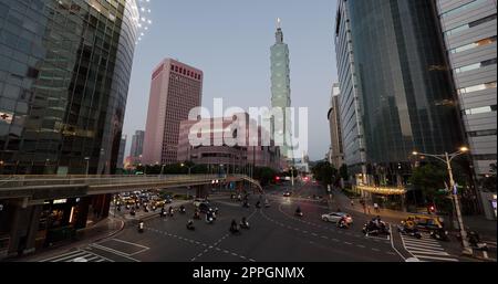 Taipei, Taiwan 11 aprile 2022: Skyline della città di Taipei in serata Foto Stock