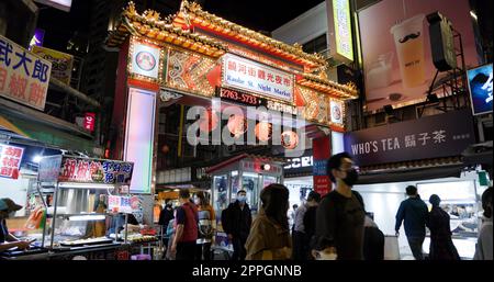 Taipei, Taiwan, 12 marzo 2022: Mercato di strada di Raohe St. Nella città di Taipei Foto Stock