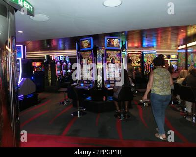 Miami, USA - 29 aprile 2022: Interno delle slot machine nel casinò a bordo di una nuova nave da crociera o di una nuova ammiraglia della MSC Seashore Foto Stock